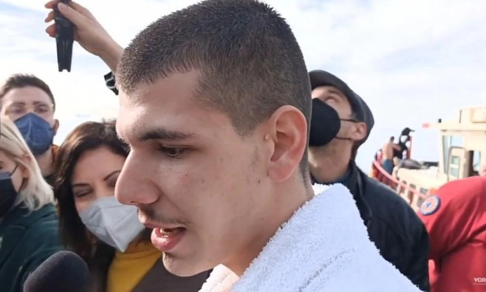 Θεσσαλονίκη: Ο 19χρονος φοιτητής Σωτήρης Ευαγγέλου έπιασε τον Τίμιο Σταυρό